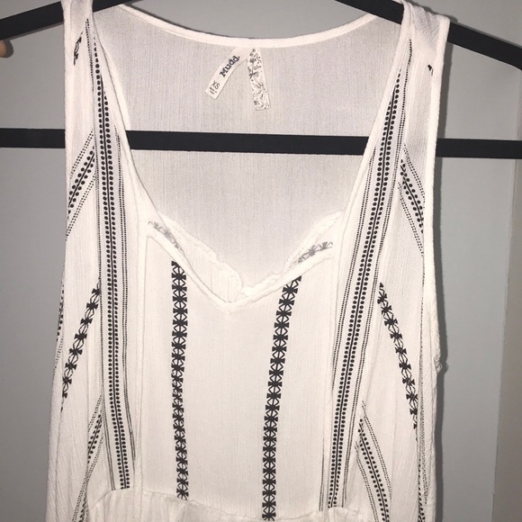 Super cute Mudd flowy summer top - Picture 2 of 6